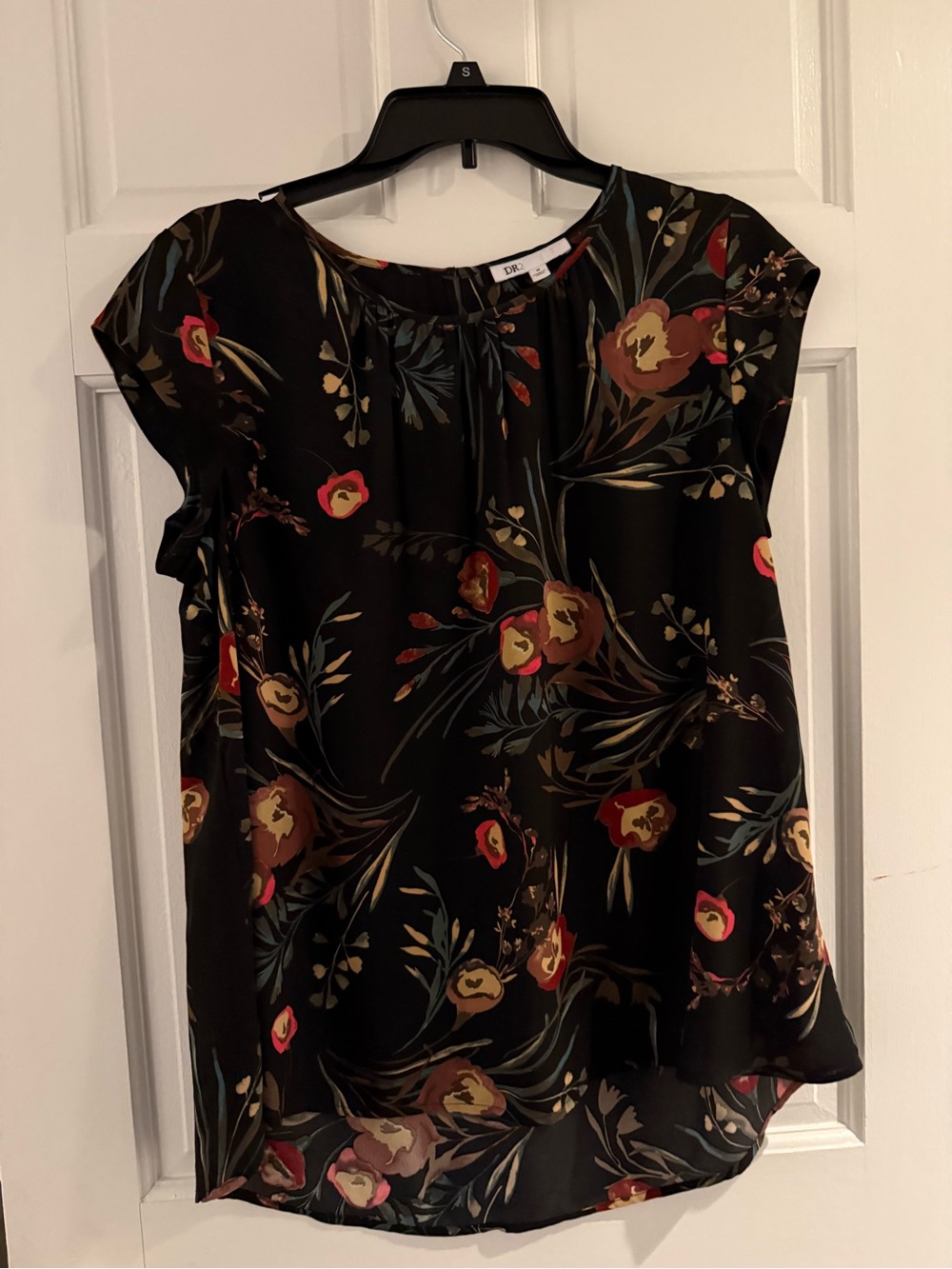 DR2 BLACK FLORAL CAP SLEEVE BLOUSE SIZE MEDIUM